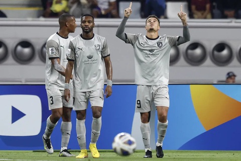 Tuấn Hải vượt mặt Benzema, Coutinho, Mane - Ảnh 5. Coutinho (phải) cũng không vào được đội hình của vòng dù ghi 2 bàn - Ảnh: REUTERS