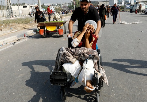 Một phụ nữ Palestine, người bị thương trong một cuộc tấn công của Israel và từng ở bệnh viện Al-Shifa, sơ tán về phía nam ngày 10-11 - Ảnh: REUTERS Một phụ nữ Palestine, bị thương trong một cuộc tấn công của Israel và từng ở Bệnh viện Al-Shifa, sơ tán về phía nam ngày 10-11 - Ảnh: REUTERS