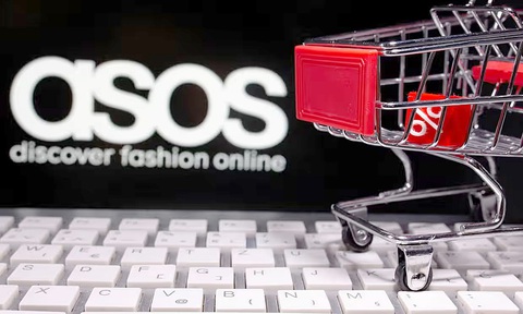 Nước Anh và "cơn nghiện trả hàng" - Ảnh 1. Asos, nhà bán lẻ thời trang trực tuyến của Anh, là một trong nhiều công ty lo lắng vì “cơn nghiện trả hàng” của khách ở Anh - Ảnh: Reuters