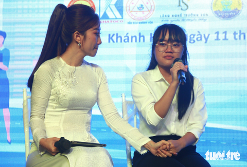 Tân sinh viên Nguyễn Hồng Hạnh bật khóc khi chia sẻ về hoàn cảnh của mình - Ảnh: NGUYỄN HOÀNG Tân sinh viên Nguyễn Hồng Hạnh bật khóc khi chia sẻ về hoàn cảnh của mình - Ảnh: NGUYỄN HOÀNG