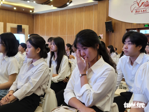 Nhiều bạn tân sinh viên bật khóc khi nghe tân sinh viên Ngô Thị Hồng Hạnh kể về hoàn cảnh của mình - Ảnh: TRẦN HƯỚNG Nhiều bạn tân sinh viên bật khóc khi nghe tân sinh viên Ngô Thị Hồng Hạnh kể về hoàn cảnh của mình - Ảnh: TRẦN HƯỚNG