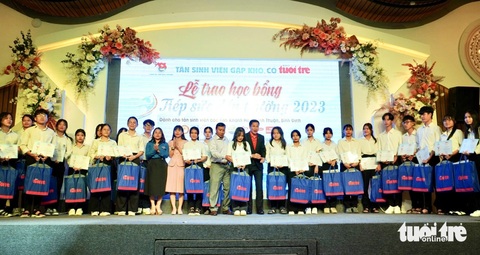 Các đại biểu chụp ảnh cùng các bạn tân sinh viên - Ảnh: TRẦN HOÀI Các đại biểu chụp ảnh cùng các bạn tân sinh viên - Ảnh: TRẦN HOÀI