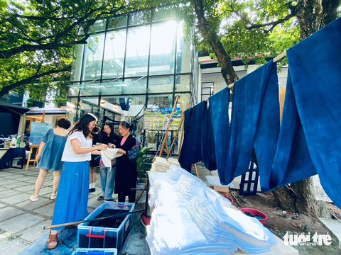 Trải nghiệm thử nhuộm vải với nước chàm là hoạt động được nhiều du khách tò mò - Ảnh: NGUYỄN HIỀN Trải nghiệm thử nhuộm vải với nước chàm là hoạt động được nhiều du khách tò mò - Ảnh: NGUYỄN HIỀN