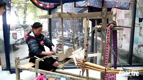 Khung cửi, guồng quay tơ được bà con người Mông mang từ Sín Chải xuống Hà Nội để giới thiệu văn hóa truyền thống tới du khách và người dân thủ đô - Ảnh: NGUYỄN HIỀN Khung cửi, guồng quay tơ được bà con người Mông mang từ Sín Chải xuống Hà Nội để giới thiệu văn hóa truyền thống tới du khách và người dân thủ đô - Ảnh: NGUYỄN HIỀN