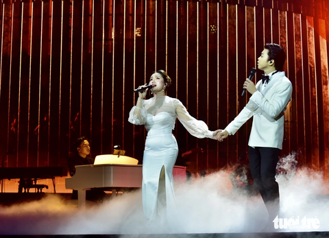 Lân Nhã và Nguyễn Ngọc Anh song ca bài "Điều ta đã có" - Ảnh: T.T.D. Lân Nhã và Nguyễn Ngọc Anh song ca bài "Điều ta đã có" - Ảnh: T.T.D.