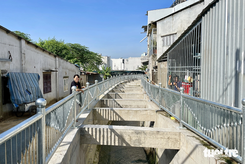 Cống Cầu Trắng TP Thủ Đức được xây mới, dân không còn sợ sập nhà mỗi khi mưa - Ảnh 1. Người dân đi dạo ở cống Cầu Trắng (phường Linh Đông) sáng 12-11 - Ảnh: CHÂU TUẤN