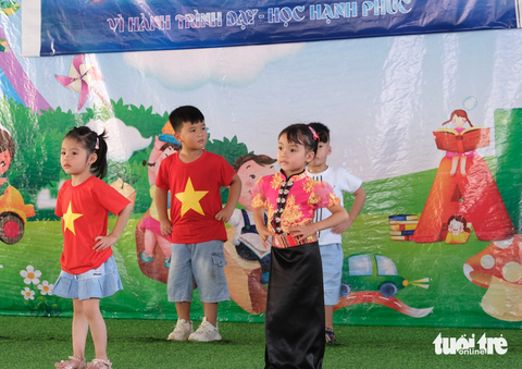 Hoa hậu Lương Thùy Linh chia sẻ cùng thầy cô, học sinh vùng núi Hòa Bình - Ảnh 3. Tiết mục "cây nhà lá vườn" do các em học sinh Trường mầm non Yên Hòa biểu diễn dành tặng các thầy cô giáo và phụ huynh - Ảnh: HÀ THANH