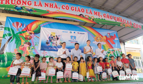 Hoa hậu Lương Thùy Linh chia sẻ cùng thầy cô, học sinh vùng núi Hòa Bình - Ảnh 4. "Chia sẻ cùng thầy cô" bước sang năm thứ 9 với điểm mới là tổ chức các chuyến đi về "những ngôi trường hạnh phúc" - Ảnh: HÀ THANH