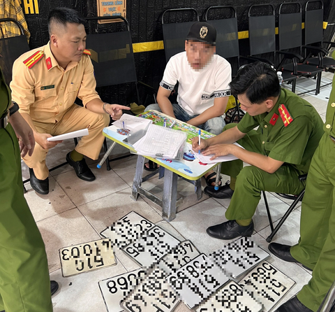 Công an TP.HCM thu hàng trăm biển số 'giả' của các tiệm khắc dấu - Ảnh 1. Công an phát hiện nhiều cơ sở ở TP.HCM trưng bày biển số không rõ nguồn gốc, không do cơ quan có thẩm quyền cấp - Ảnh: Công an cung cấp