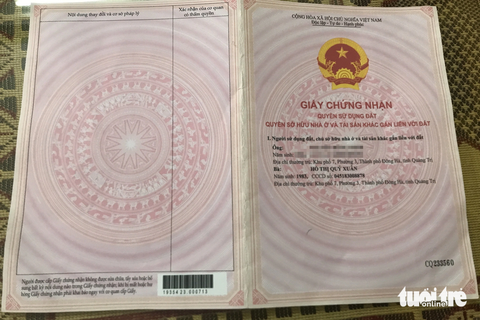Làm sổ đỏ giả lừa vay 200 triệu đồng - Ảnh 1. Giấy chứng nhận quyền sử dụng đất làm giả để vay tiền - Ảnh: HOÀNG TÁO