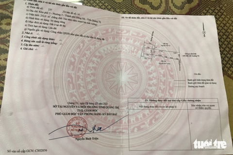 Làm sổ đỏ giả lừa vay 200 triệu đồng - Ảnh 3. Sổ đỏ giả do bà Xuân làm đứng tên 2 vợ chồng - Ảnh: HOÀNG TÁO
