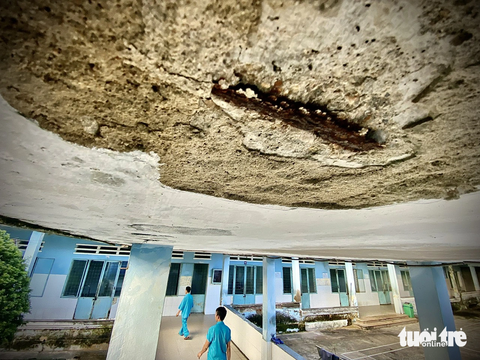 Bệnh viện Tâm thần Đà Nẵng phải căng bạt ở trên, hứng mưa ở dưới - Ảnh 1. Những khối nhà ở Bệnh viện Tâm thần Đà Nẵng xuống cấp nặng nề - Ảnh: TRƯỜNG TRUNG