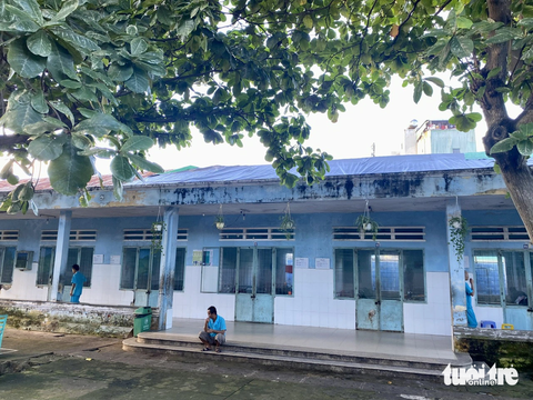 Bệnh viện Tâm thần Đà Nẵng phải căng bạt ở trên, hứng mưa ở dưới - Ảnh 2. Phòng bệnh điều trị cho người tâm thần ở Đà Nẵng phía trên căng bạt... - Ảnh: TRƯỜNG TRUNG