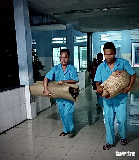 Bệnh viện Tâm thần Đà Nẵng phải căng bạt ở trên, hứng mưa ở dưới - Ảnh 4. Mưa lớn giữa khuya, nhiều khoa phòng phải di dời người bệnh tâm thần đi tìm nơi khô ráo để ngủ - Ảnh: T. NGA