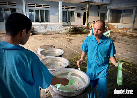 Bệnh viện Tâm thần Đà Nẵng phải căng bạt ở trên, hứng mưa ở dưới - Ảnh 9. Mùa mưa, không gian sinh hoạt của người bệnh tâm thần ở Đà Nẵng bị ảnh hưởng nghiêm trọng - Ảnh: TRƯỜNG TRUNG
