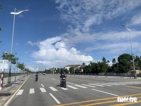 Vì sao hệ thống chiếu sáng đường ven sông tuyệt đẹp mất điện mấy tháng qua? - Ảnh 1. Hệ thống điện chiếu sáng đường Trường Sa đẹp nhất nhì TP Quảng Ngãi nhưng không phát huy tác dụng nhiều tháng qua - Ảnh: TRẦN MAI