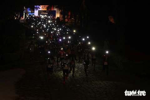 Lộ cung đường chạy Đà Lạt mộng mơ tại Lâm Đồng Trail - Ảnh 4. Các vận động viên xuất phát trong đêm - Ảnh: M.V.