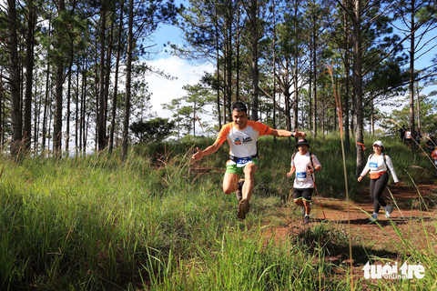 Lộ cung đường chạy Đà Lạt mộng mơ tại Lâm Đồng Trail - Ảnh 7. Đối với vận động viên đã thi đấu ở những giải đấu khắc nghiệt, đường chạy Lâm Đồng Trail cùng với khí hậu ôn hòa không làm khó được họ - Ảnh: M.V.