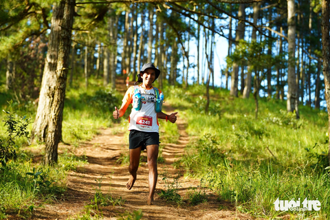 Lộ cung đường chạy Đà Lạt mộng mơ tại Lâm Đồng Trail - Ảnh 9. Một vận động viên chạy chân trần trong rừng - Ảnh: M.V.
