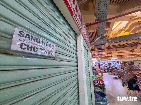 Chợ vắng khách, tiểu thương nghĩ ra đủ kiểu 'giết thời gian' - Ảnh 2. Tỉ lệ bỏ sạp vì ế ẩm tại các chợ vẫn còn cao, kéo dài kể từ thời dịch - Ảnh: NHẬT XUÂN