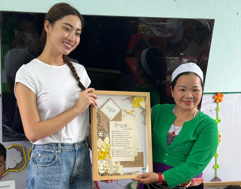 Lương Thùy Linh tặng món quà ý nghĩa cho giáo viên vùng cao - Ảnh: NVCC Lương Thùy Linh tặng món quà ý nghĩa cho giáo viên vùng cao - Ảnh: NVCC