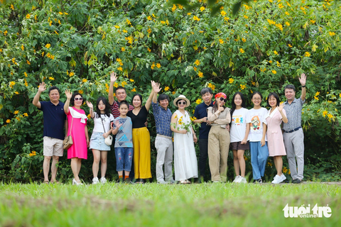 Nhiều khách mê mẩn với hoa dã quỳ ngay lần đầu chiêm ngưỡng - Ảnh: NGUYỄN HIỀN Nhiều khách mê mẩn với hoa dã quỳ ngay lần đầu chiêm ngưỡng - Ảnh: HOÀNG TÙNG