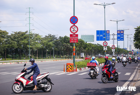 Xe máy vun vút trong làn ô tô đường Phạm Văn Đồng bất chấp giờ cấm - Ảnh 2. Không những chạy vào làn ô tô, một số người dân còn lao ngược chiều trên đường Phạm Văn Đồng để qua các qua giao lộ cho... nhanh - Ảnh: CHÂU TUẤN