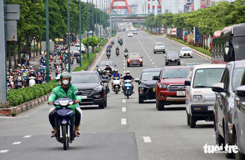 Xe máy vun vút trong làn ô tô đường Phạm Văn Đồng bất chấp giờ cấm - Ảnh 5. Nhiều người bất chấp nguy hiểm chạy vào làn ô tô đường Phạm Văn Đồng - Ảnh: TIẾN QUỐC