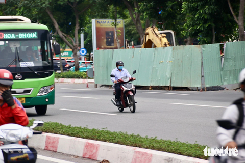 Điều đáng nói, có lúc đường Phạm Văn Đồng rất vắng nhưng người đi xe máy vẫn thích vào làn ô tô chạy cho... tiện - Ảnh: TIẾN QUỐC Điều đáng nói, có lúc đường Phạm Văn Đồng rất vắng nhưng người đi xe máy vẫn thích vào làn ô tô chạy cho... tiện - Ảnh: TIẾN QUỐC