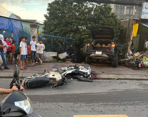 Tài xế say xỉn lái ô tô tông liên hoàn, cô gái trẻ tử vong - Ảnh 1. Hiện trường vụ tai nạn - Ảnh: A.X.
