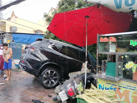 Tài xế say xỉn lái ô tô tông liên hoàn, cô gái trẻ tử vong - Ảnh 2. Chiếc ô tô tông sập tường nhà dân - Ảnh: A.X.