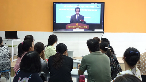 Thanh cao nên phải thanh đạm? - Ảnh 1. Giáo viên một trường tiểu học tại TP.HCM theo dõi cuộc gặp gỡ trực tuyến với bộ trưởng Bộ GD-ĐT vào sáng 15-8. Tại cuộc gặp này, bộ trưởng đã nhận được nhiều câu hỏi về lương giáo viên - Ảnh: NHƯ HÙNG