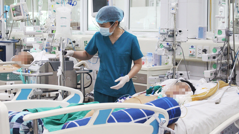 Hà Nội căng thẳng bệnh sốt xuất huyết, tăng ca bệnh nặng - Ảnh 1. Bệnh nhân mắc sốt xuất huyết điều trị tại Bệnh viện Bệnh nhiệt đới trung ương - Ảnh: DƯƠNG LIỄU
