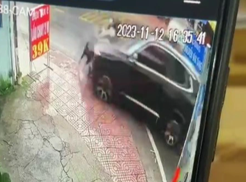 Camera ghi cảnh ô tô 'điên' tông hàng loạt ô tô, xe máy ở Thủ Đức - Ảnh 2. Khoảnh khắc ô tô lao qua làn đường ngược lại tông vào xe chị N. khiến nạn nhân tử vong - Ảnh: Cắt từ video