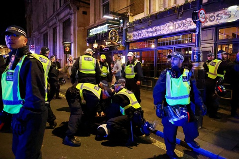 Cảnh sát trấn áp người biểu tình ủng hộ Palestine ở London, nước Anh, ngày 11-11 - Ảnh: REUTERS Cảnh sát trấn áp người biểu tình ủng hộ Palestine ở London, nước Anh, ngày 11-11 - Ảnh: REUTERS