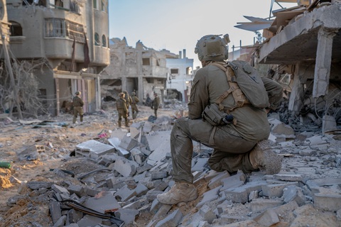 Binh sĩ thuộc Lực lượng Phòng vệ Israel (IDF) hoạt động bên trong Dải Gaza, ngày 11-11 - Ảnh: REUTERS Binh sĩ thuộc Lực lượng Phòng vệ Israel (IDF) hoạt động bên trong Dải Gaza, ngày 11-11 - Ảnh: REUTERS