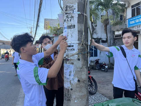 Thanh niên Cần Thơ vớt rác trên chợ nổi Cái Răng, tạo thiện cảm với du khách nước ngoài - Ảnh 3. Bóc xóa các biển quảng cáo trái phép tại khu vực quận Cái Răng (TP Cần Thơ) - Ảnh: LAN NGỌC