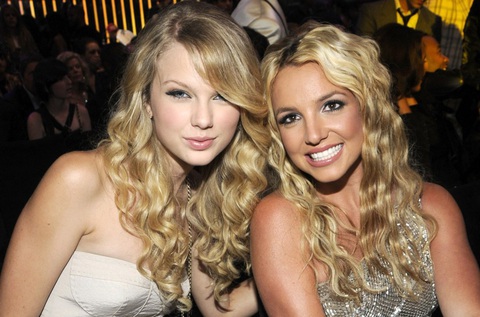 Britney Spears gọi Taylor Swift là nữ ca sĩ nhạc pop tiêu biểu nhất thế hệ - Ảnh 2. Taylor Swift và Britney Spears tại Lễ trao giải Video âm nhạc MTV năm 2008 - Ảnh: Billboard