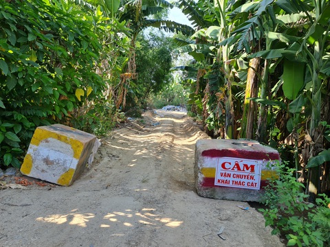 Bất ngờ, mỏ cát bị cát tặc đào trộm ngày đêm, trữ lượng vẫn như chưa từng bị trộm - Ảnh 1. Lối ra mỏ cát bị chặn lại bằng ụ bê tông sau khi nạn trộm cát hoành hành - Ảnh: TRẦN MAI