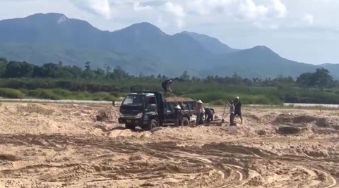Bất ngờ, mỏ cát bị cát tặc đào trộm ngày đêm, trữ lượng vẫn như chưa từng bị trộm - Ảnh 3. Nạn trộm cát diễn ra công khai tại mỏ cát vào tháng 5 vừa qua - Ảnh: D.N.