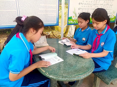 Ngày chủ nhật không học thêm - Ảnh 1. Học sinh Trường THCS Lê Bình (TP Hà Tĩnh) tham gia đọc sách ngoài trời - Ảnh: LÊ MINH