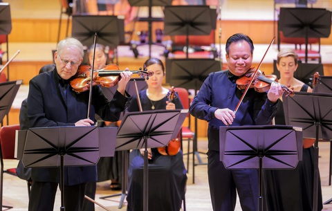 Tình yêu âm nhạc của nghệ sĩ violin Chương Vũ - Ảnh 5. Nghệ sĩ Chương Vũ hạnh phúc biểu diễn cùng huyền thoại violin Shlomo Mintz - Ảnh: HANOI PHILHARMONIC ORCHESTRA