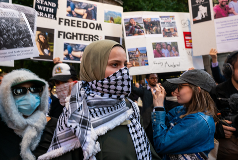 Mỹ: Sinh viên đại học 'nóng' vì xung đột Israel - Hamas - Ảnh 1. Sinh viên ủng hộ người Palestine tại Đại học Colombia, New York, Mỹ ngày 12-10 - Ảnh: AFP