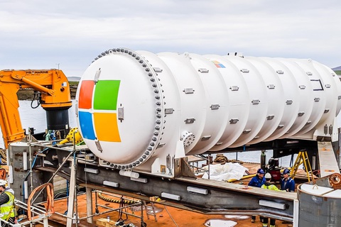 Ống trụ chứa các thiết bị máy tính lưu trữ dữ liệu đang chuẩn bị được Microsoft dìm xuống biển - Ảnh: HOSTIMUL Ống trụ chứa các thiết bị máy tính lưu trữ dữ liệu đang chuẩn bị được Microsoft dìm xuống biển - Ảnh: HOSTIMUL