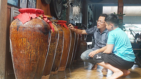 Anh công an trẻ đam mê văn hóa Tây Nguyên - Ảnh 6. Mỗi hiện vật là một câu chuyện được anh Bộ chuyển tải đến các em nhỏ