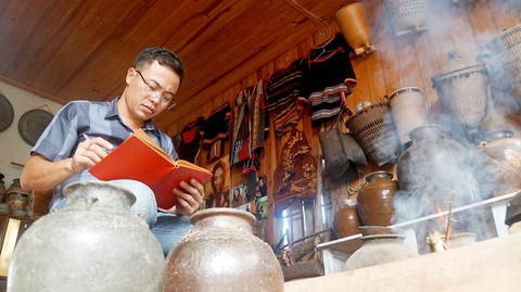 Anh công an trẻ đam mê văn hóa Tây Nguyên - Ảnh 1. Mỗi hiện vật mang một câu chuyện văn hóa đậm sắc dân tộc được anh Bộ ghi chép lưu giữ cẩn thận cho đời sau