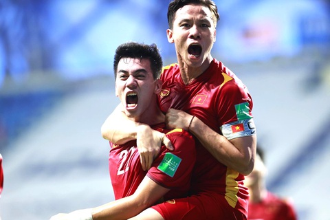 Vòng loại thứ 2 World Cup 2026: Hàng công nào giúp tuyển Việt Nam chiến thắng? - Ảnh 3. Tiến Linh - Quế Ngọc Hải trong một trận đấu của đội tuyển Việt Nam - Ảnh: NGUYỄN KHÁNH