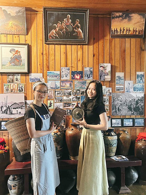 Anh công an trẻ đam mê văn hóa Tây Nguyên - Ảnh 2. Hai bạn trẻ vượt hơn 30km từ TP Gia Nghĩa tìm hiểu về các hiện vật truyền thống các dân tộc Tây Nguyên