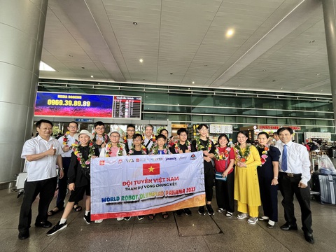 THCS Hồng Bàng lọt vào 8 đội mạnh nhất thế giới giải Robotacon - Ảnh 1. Đoàn Robotacon của Trường THCS Hồng Bàng, Q.5, TPHCM về đến sân bay Tân Sơn Nhất trưa 12-11 - Ảnh: MỸ DUNG