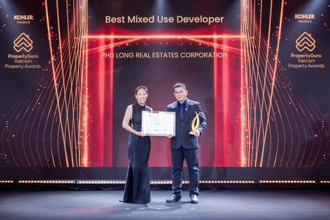 Phú Long đạt 5 giải thưởng tại Propertyguru Vietnam Property Awards 2023 - Ảnh 2. Ông Nguyễn Vũ Anh Tú - tổng giám đốc Phú Long - nhận giải thưởng trong đêm Gala của PropertyGuru Vietnam Property Awards - VPA 2023
